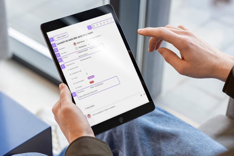 Tablet con interfaz de gestión de tareas