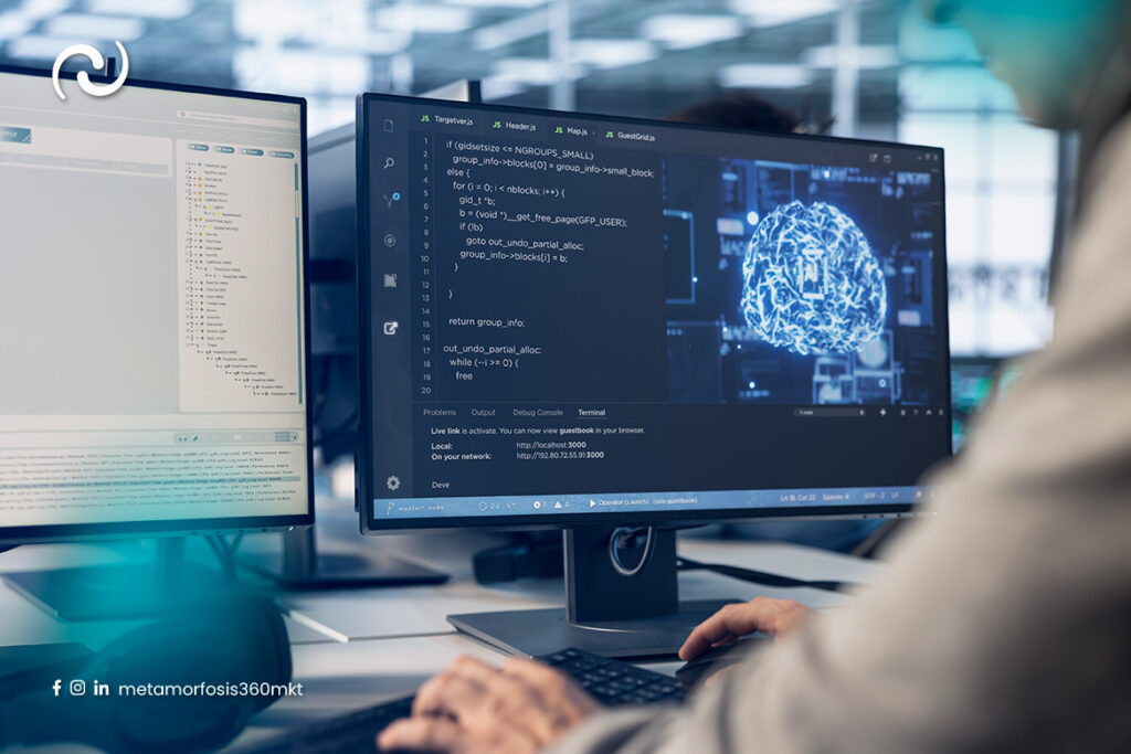 Especialista en marketing digital trabajando con inteligencia artificial y análisis de datos en múltiples pantallas